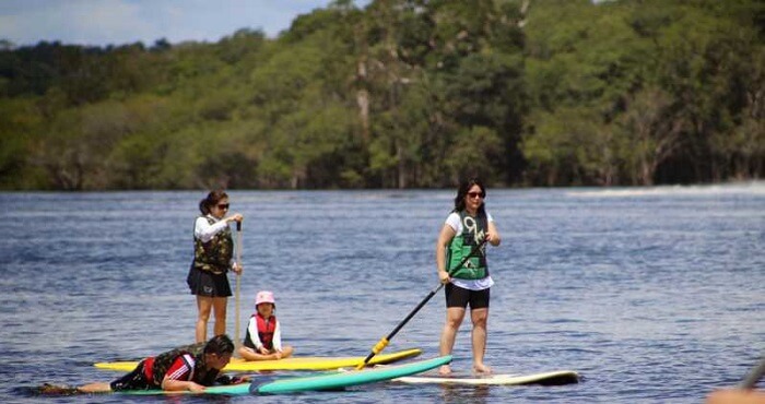 O SUP é uma sigla para o stand up paddle, atividade que consiste em se equilibrar numa prancha e dar remadas na água.
